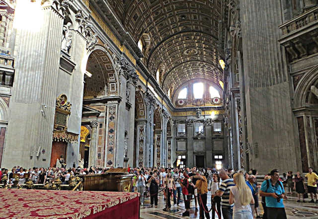 Der Innenraum des Petersdoms