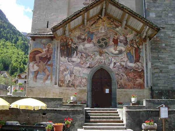 Die Fassade der Kirche S. Michele in Riva Valdobbia