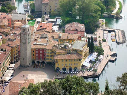 Die Piazza Tre Novembre in Riva del Garda