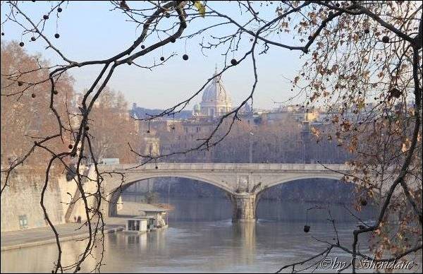 Rom - Der Tiber, mit der Kuppel des Petersdoms