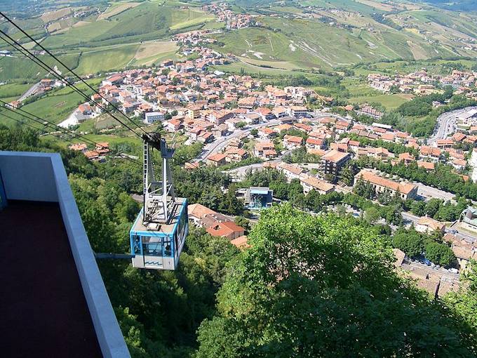 Die Seilbahn zwischen Borgo Maggiore und der Burg von San Marino