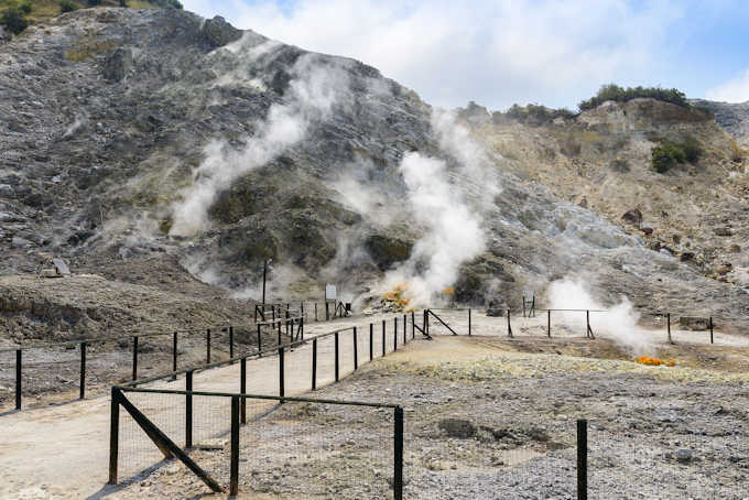 Die abgegrenzten Wege durch den Krater