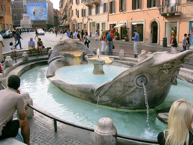 Der Barcacciabrunnen auf der Piazza di Spagna