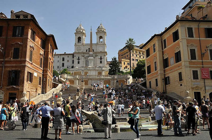 Die Spanische Treppe, oben die Kirche 'Trinit dei Monti'