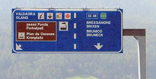 Zweisprachige Strassenschilder in Südtirol