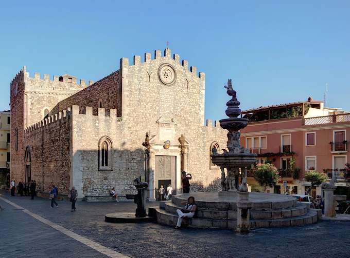 Der Domplatz von Taormina