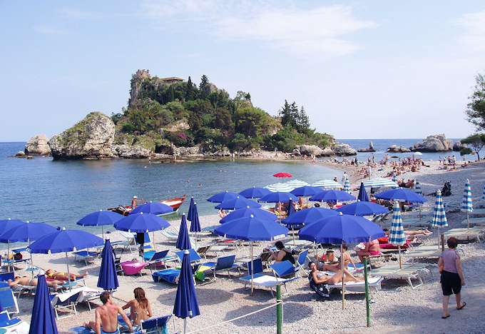 Ein Strandabschnitt von Taormina mit der Isola Bella
