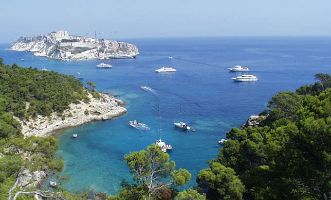 Blick von der Insel San Domino auf die Nachbarinsel San Nicola