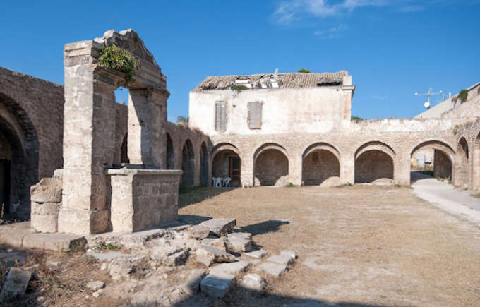 Die Reste der Kirche Santa Maria a Mare auf der Insel San Nicola