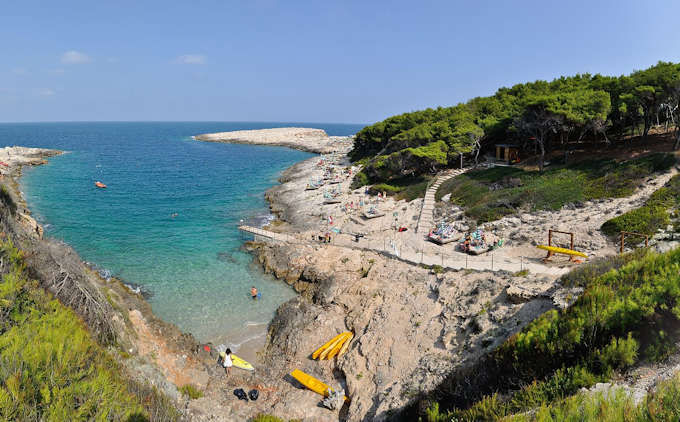 Der felsige Strand "Cala degli Inglesi" auf San Domino