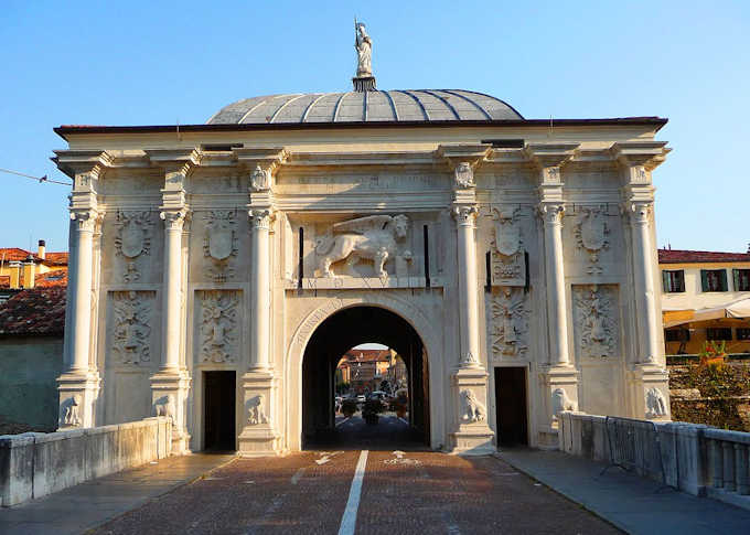 Das Stadttor "Porta San Tommaso"
