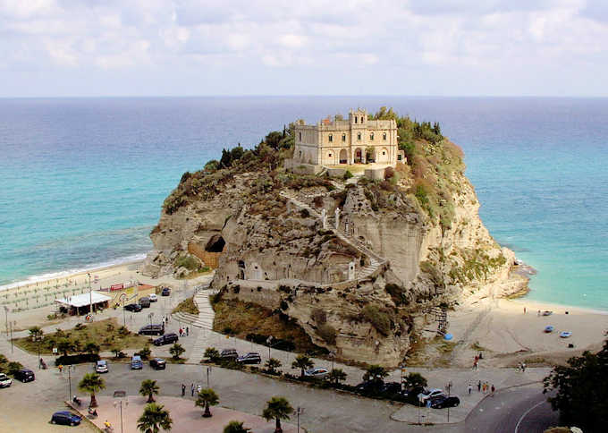 Die Kirche Santa Maria dell'Isola auf der Halbinsel vor Tropea