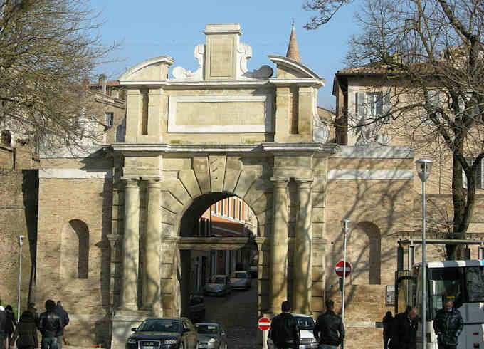 Die Porta Valbona in Urbino