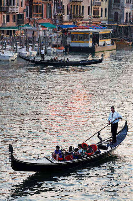 Eine Gondelfahrt auf dem Canale Grande