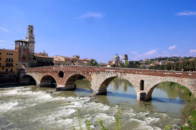 Die Fugngerbrcke 'Ponte Pietra' aus der Rmerzeit